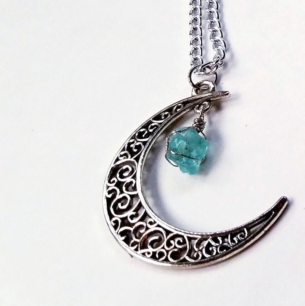NWOT MOON PENDANT NECKLACE W/ STONE
